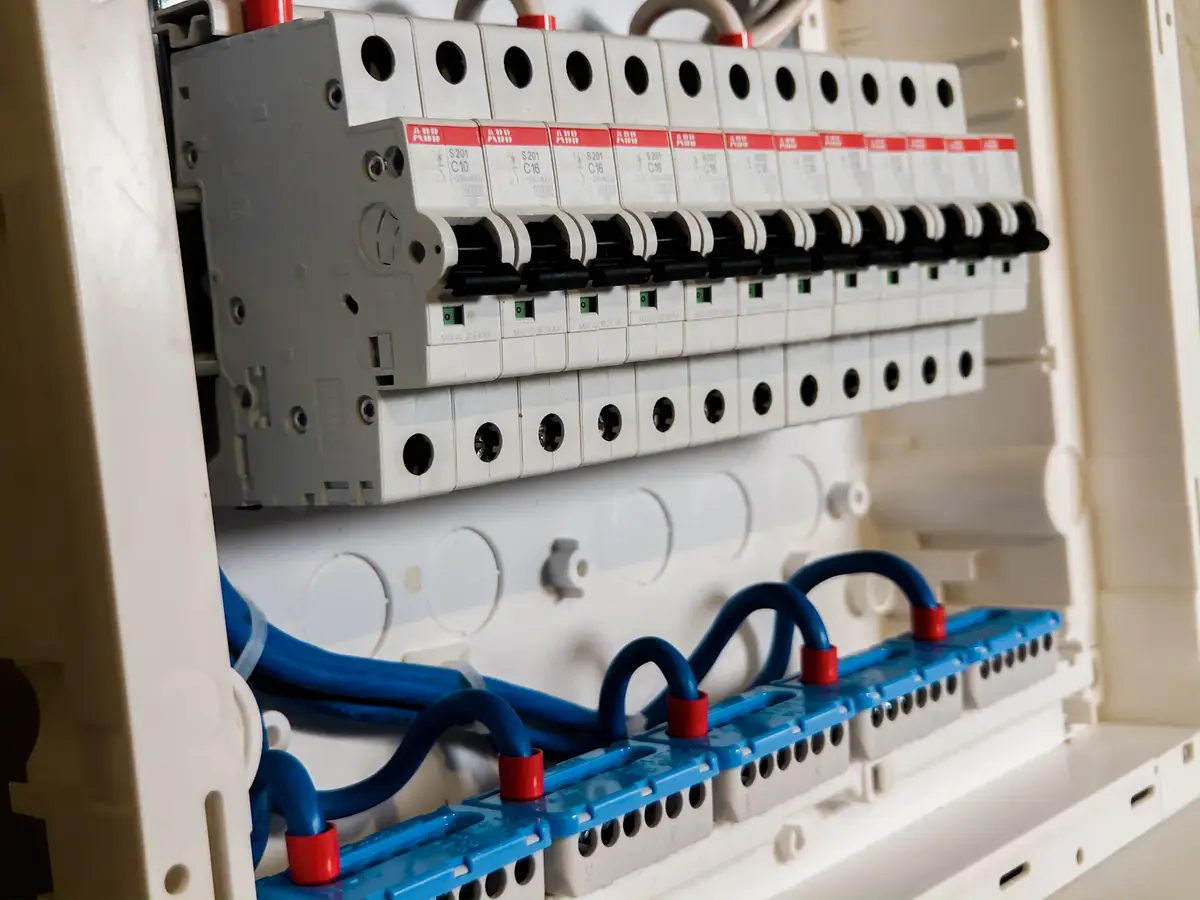 Panel eléctrico nuevo con breakers alineados y cableado ordenado.